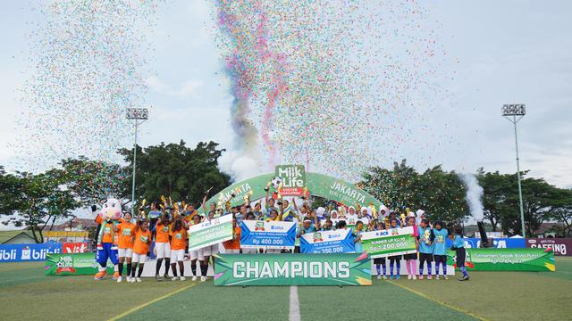 Upacara penyerahan penghargaan MilkLife Soccer Challenge Jakarta Seri 1 2025/2026 di Kingkong Soccer Arena, Minggu (23/11/2025). (Bola.com/Bakti Olahraga Djarum Foundation)
