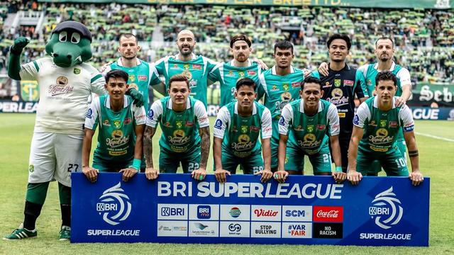 Starting XI Persebaya Surabaya saat menghadapi Arema FC dalam laga pekan ke-13 BRI Super League 2025/2026 di Stadion Gelora Bung Tomo, Surabaya, Jawa Timur, Sabtu (22/11/2025). (Dok. Persebaya)