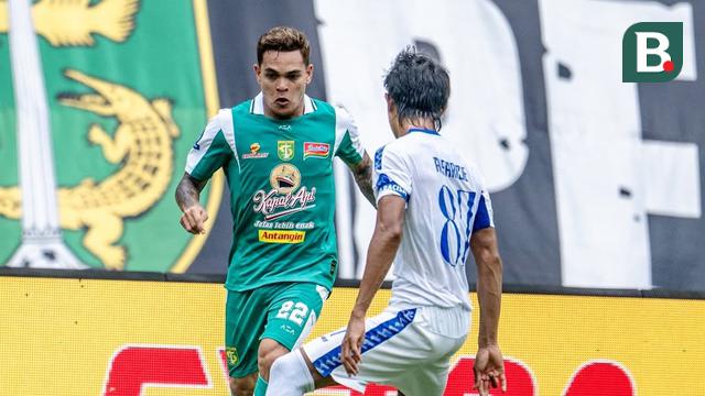 Winger Persebaya Surabaya, Gali Freitas mencoba melewati penjagaan yang dilakukan bek kiri Arema FC, Johan Alfarizi dalam laga pekan ke-13 BRI Super League 2025/2026 di Stadion Gelora Bung Tomo, Surabaya, Jawa Timur, Sabtu (22/11/2025). (Dok. Persebaya).