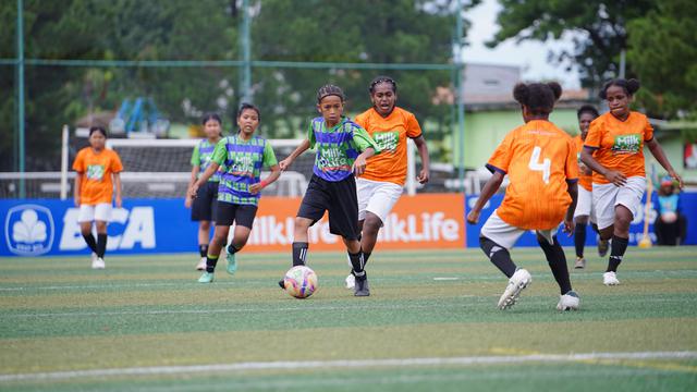 Pertandingan final KU 12 MilkLife Soccer Challenge Jakarta Seri 1 2025/2026 antara SDN Kunciran 4 melawan Sekolah Anak Indonesia di Kingkong Soccer Arena, Minggu (23/11/2025). (Bola.com/Bakti Olahraga Djarum Foundation)