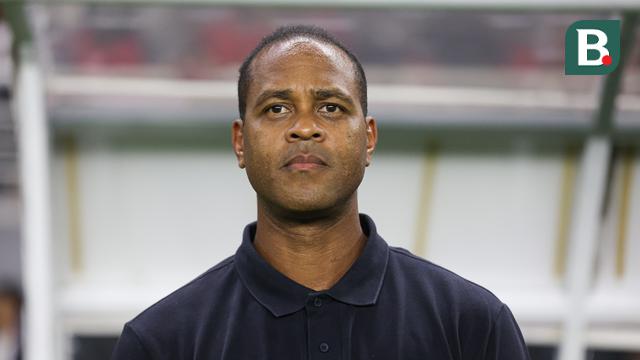 Pelatih kepala Timnas Indonesia, Patrick Kluivert saat laga FIFA Matchday melawan Chinese Taipei di Stadion Gelora Bung Tomo (GBT), Surabaya, Jumat (05/09/2025). (Bola.com/Abdul Aziz)