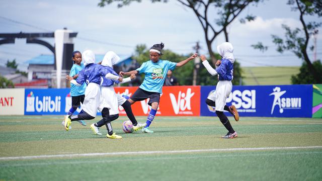 Pertandingan final KU 10 MilkLife Soccer Challenge Jakarta Seri 1 2025/2026 antara SDN Cipinang Muara 19 Pagi melawan SDN Cipayung 02 di Kingkong Soccer Arena, Minggu (23/11/2025). (Bola.com/Bakti Olahraga Djarum Foundation)