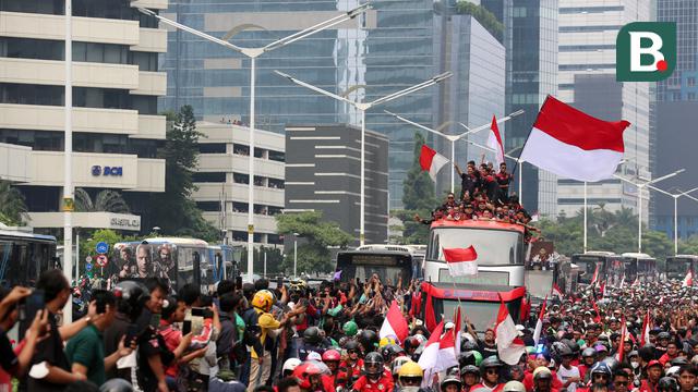 Sejumlah masyarakat menyambut kedatangan Timnas Indonesia U-22 dan kontingen Indonesia saat pawai pawai bertajuk Kira87uara Kontingen SEA Games 2023 yang berlangsung dari Kemenpora hingga Stadion Utama Gelora Bung Karno (SUGBK), Senayan, Jakarta, Jumat (19/5/2023). Acara tersebut merupakan bentuk perayaan keberhasil kontingen Indonesia yang telah melampaui target medali emas di SEA Games 2023 dan kesuksesan Timnas Indonesia U-22 yang telah mengakhiri puasa gelar 32 tahun di SEA Games 2023. (Bola.com/Bagaskara Lazuardi)