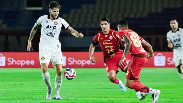 Setelah Telmo Castanheira diganjar kartu merah, permainan Persik terganggu dan berhasil dikalahkan Persija 1-3 di Stadion Manahan Solo, Kamis (20/11/2025). (dok. Persik Kediri)