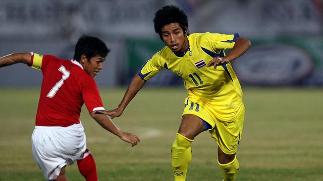 Kapten Timnas Indonesia, Eka Ramdani, saat tampil di SEA Games 2007 melawan Thailand. (AFP/Saeed Khan)