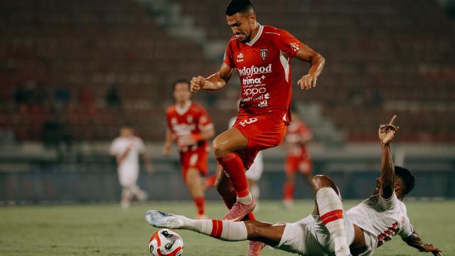 Pertandingan Bali United vs Persis Solo di Stadion Kapten I Wayan Dipta pada pekan ke-13 BRI Super League, Minggu (23-11-2025). (Bola.com/Alit Binawan)