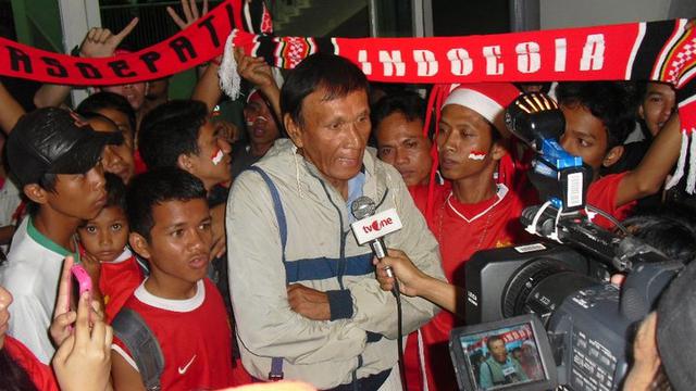 Ronny Paslah, kiper Tim Merah-Putih yang mementahkan tendangan penalti Pele. (Suporter Indonesia)
