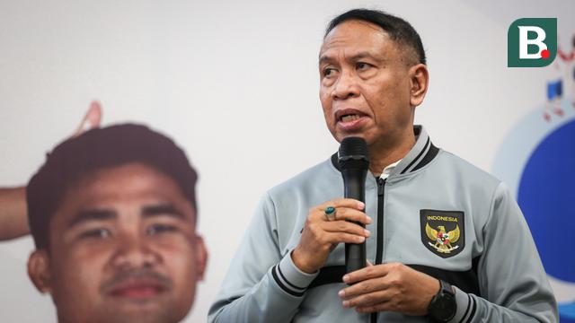Wakil Ketua Umum PSSI, Zainudin Amali, memberikan sambutan saat acara menyambut Hari Ulang Tahun PSSi ke-93 di Selasar VIP Barat Stadion Utama Gelora Bung Karno (SUGBK), Senayan, Jakarta, Jumat (14/04/2023). (Bola.com/Bagasakra Lazuardi)