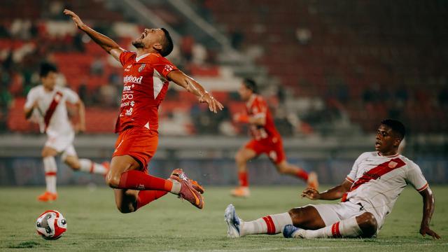 Pertandingan Bali United vs Persis Solo di Stadion Kapten I Wayan Dipta pada pekan ke-13 BRI Super League, Minggu (23-11-2025). (Bola.com/Alit Binawan)