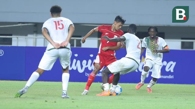 Pemain Timnas Indonesia U-22, Dony Tri Pamungkas, berusaha melewati pemain Mali U-22 pada laga uji coba di Stadion Pakansari, Kabupaten Bogor, Sabtu (15/11/2025). (Bola.com/M Iqbal Ichsan)
