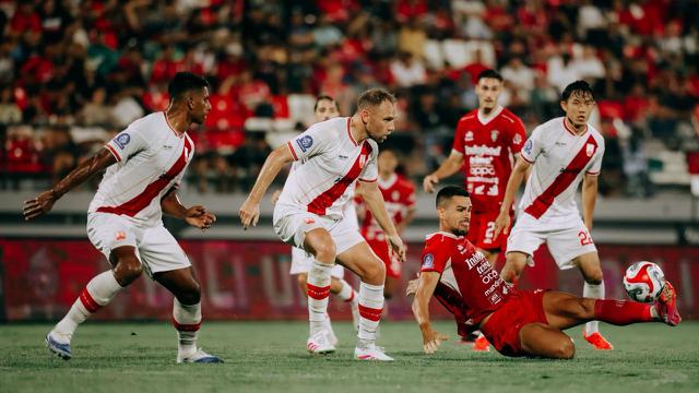 Pertandingan Bali United vs Persis Solo di Stadion Kapten I Wayan Dipta pada pekan ke-13 BRI Super League, Minggu (23-11-2025). (Bola.com/Alit Binawan)