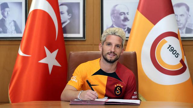 Dries Mertens. Setelah  berseragam Napoli sejak 2013/2014, striker Belgia berusia 35 tahun ini akhirnya memutuskan hengkang pada awal musim 2022/2023 untuk bergabung dengan Galatasaray di Liga Turki. Selama 9 musim membela Napoli, ketajamannya tak perlu diragukan lagi. Total 148 gol dicetaknya dan hingga kini masih mmegang rekor sebagai top skor Napoli sepanjang masa. (AFP/Galatasaray Press Office/Ali Kemertas)