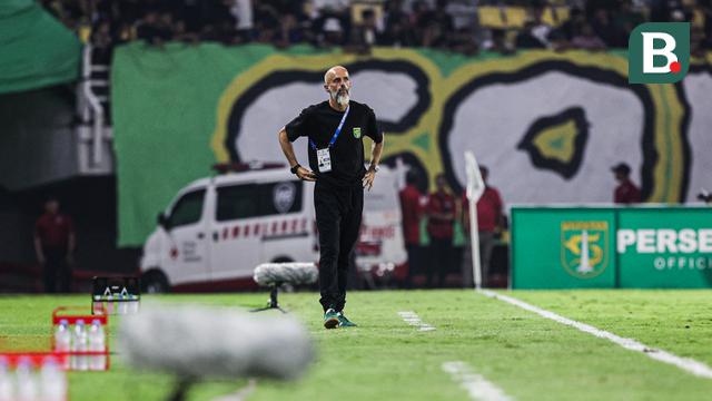 Pelatih Persebaya Surabaya, Eduardo Perez saat mengawal timnya melawan PSIM Yogyakarta pada BRI Super League 2025/2026 di Stadion Gelora Bung Tomo, Surabaya, Jumat (8/8/2025). (Bola.com/Abdul Aziz) 