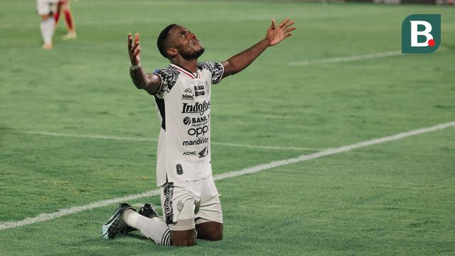 Momen striker Bali United, Privat Mbarga membobol gawang Persita Tangerang di ajang BRI Liga 1 2024/2025 hari Minggu (20/10/2024) malam WIB. (Alit Binawan/Bola.com)