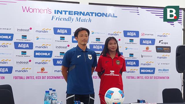 Pelatih Timnas Indonesia Putri, Akira Higashiyama, dan Gea Yumanda dalam sesi konfrensi pers jelang duel kontra Nepal pada pertandingan uji coba di Stadion Maguwoharjo, Sleman, Rabu (26/11/2025) pukul 19.30 WIB. (Bola.com/Ana Dewi)
