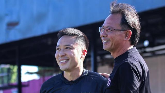 Arthur Irawan (kiri) bersama pelatih Persik Kediri, Ong Kim Swee. (Gatot Sumitro/Bola.com)