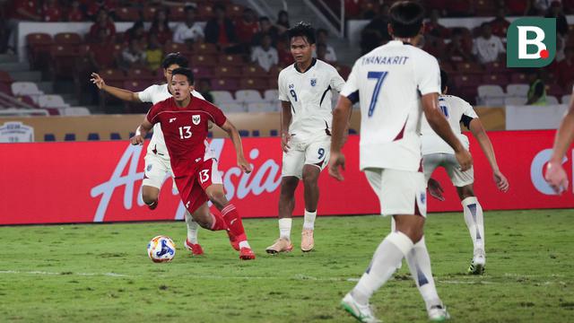 Bek Timnas Indonesia U-23, Alfharezzi Buffon melewati penjagaan dari striker Timnas Thailand U-23, Yotsakorn Burapha dalam laga semifinal Piala AFF U-23 2025 di Stadion Utama Gelora Bung Karno, Jakarta, Jumat (25/7/2025). (Bola.com/Abdul Aziz).