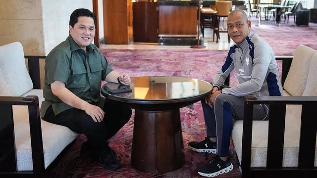 Ketua PSSI, Erick Thohir, memanggil pelatih Timnas Indonesia U-17, Nova Arianto, di tengah Piala Kemerdekaan 2025 di Deli Serdang, Sumatra Utara. (Bola.com/Dok.Instagram Erick Thohir).