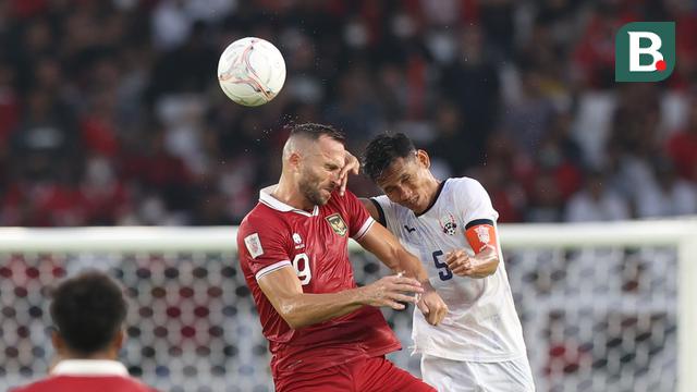 Salah satu duel di pertandingan Timnas Indonesia versus Kamboja di ajang Piala AFF 2022 hari Jumat (23/12/2022). Tampak Ilija Spasojevic terlibat duel udara. (Bagaskara Lazuardi/Bola.com)