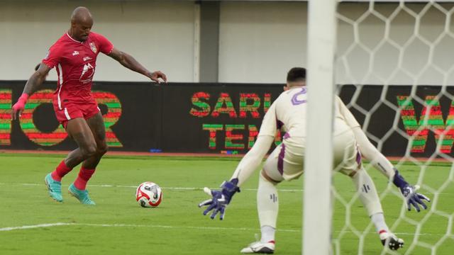 Striker Malut United, David da Silva, saat bersiap melepas tembakan ke gawang Persita Tangerang pada laga pekan 13 BRI Super League 2025/2026 di Indomilk Arena, Tangerang, Minggu (23/11/2025) sore WIB. (Bola.com/Gatot Sumitro)