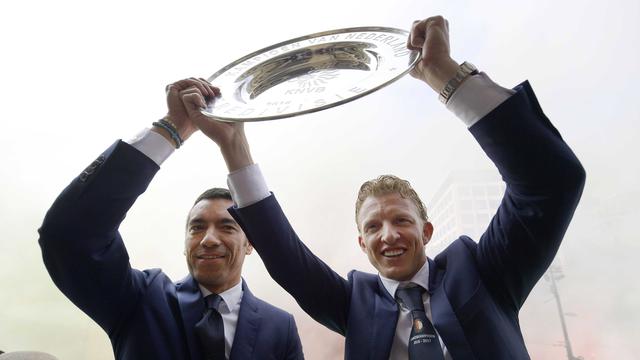 Dirk Kuyt (kanan) dan pelatih Feyenoord, Giovanni van Bronckhorst mengangkat trofi juara Eredivisie 2016-2017 di Rotterdam, Belanda, (15/5/ 2017). (EPA/Olaf Kraak)