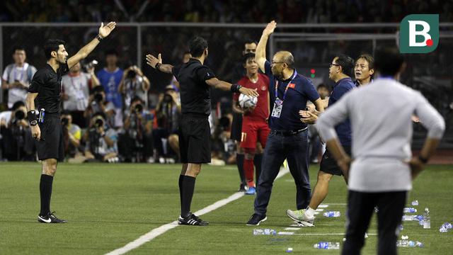 Wasit Majed Al-Shamrani mengusir pelatih Vietnam, Park Hang-seo, saat final SEA Games 2019 melawan Timnas Indonesia U-22 di Stadion Rizal Memorial, Manila (10/12/2019). (Bola.com/M. Iqbal Ichsan)