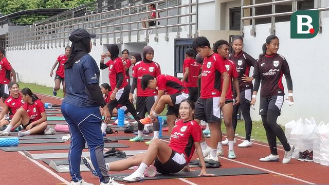 Timnas Indonesia Putri saat menjalani latihan di Lapangan Universitas Negeri Yogyakarta (UNY), Sleman. (Bola.com/Ana Dewi)