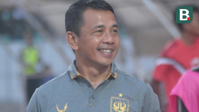 Pelatih PSIS Semarang, Jafri Sastra. (Bola.com/Vincentius Atmaja)