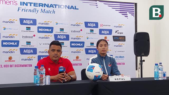 Pelatih Timnas Putri Nepal, Nabin Neupane, dan kapten tim, Anjila Tumbapo Subba, pada sesi konferensi pers di Stadion Maguwoharjo, Sleman, Yogyakarta, Selasa (25/11/2025). (Bola.com/Ana Dewi)