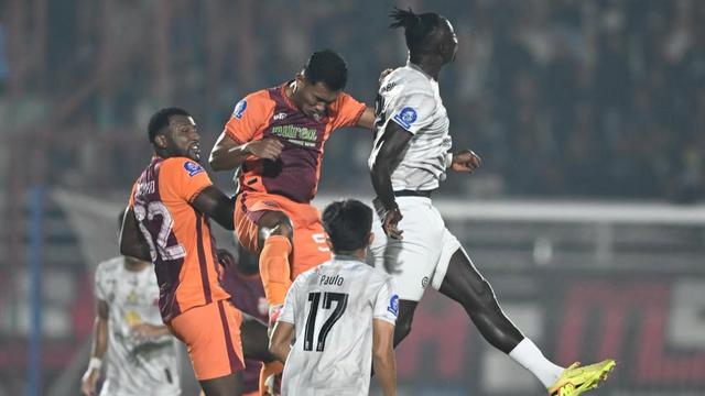 Duel antara pemain Borneo FC Samarinda melawan para pemain Madura United dalam laga pekan ke-14 BRI Super League 2025/2026 di Stadion Segiri, Samarinda, Sabtu (22/11/2025). (Dok. Borneo FC Samarinda)