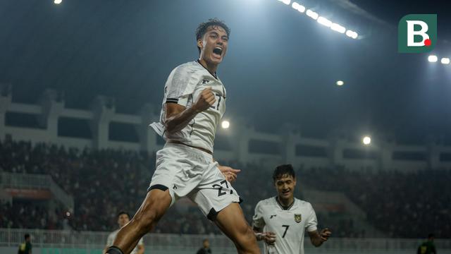 Pemain Timnas Indonesia U-22, Rafael Struick melakukan selebrasi usai mencetak gol ke gawang Mali U-22 pada laga ujicoba yang digelar di Stadion Pakansari, Kabupaten Bogor, Selasa (18/11/2025) pukul 20.00 WIB. (Bola.com/Bagaskara Lazuardi)