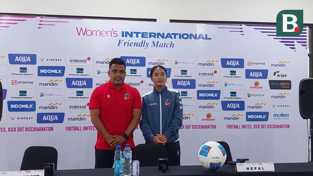 Pelatih Timnas Putri Nepal, Nabin Neupane, dan kapten tim, Anjila Tumbapo Subba, pada sesi konferensi pers di Stadion Maguwoharjo, Sleman, Yogyakarta, Selasa (25/11/2025). (Bola.com/Ana Dewi)
