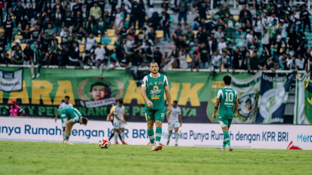 Mihailo Perovic dalam pertandingan BRI Super League, Persebaya Surabaya vs Arema FC, di Stadion Gelora Bung Tomo, Surabaya, Sabtu (22-11-2025). (Dok. persebaya.id)