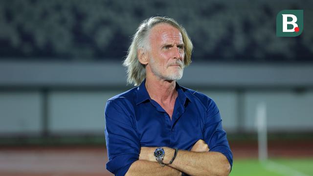 Pelatih Dewa United, Jan Olde Riekerink ketika mendampingi timnya melawan Shan United dalam laga ketiga Grup E AFC Challenge League 2025/2026 di Indomilk Arena, Tangerang, Sabtu (1/11/2025). (Bola.com/M. Iqbal Ichsan).