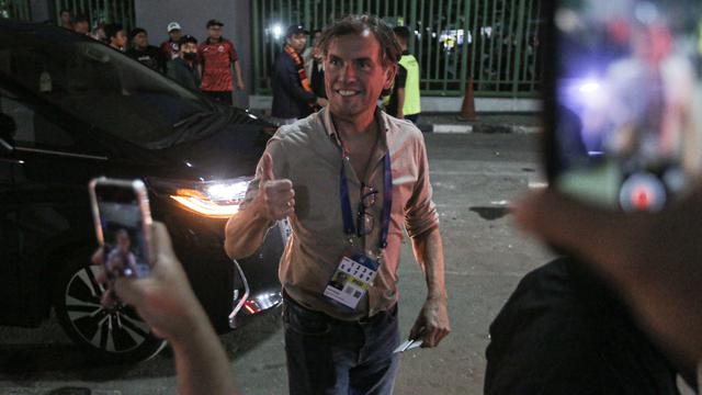 Asisten pelatih Timnas Indonesia Alex Pastoor menyaksikan laga Persija Jakarta Vs PSBS Biak di Stadion Candrabhaga, Bekasi, Minggu (2/2/2025). (Bola.com/Bagaskara Lazuardi)