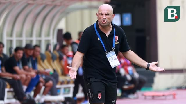 Ekspresi kecewa pelatih PSM Makassar, Bernardo Tavares saat melawan Arema FC pada laga BRI Liga 1 2022/2023 di Stadion PTIK, Jakarta, Sabtu (4/2/2023). PSM Makassar menang dengan skor 1-0. (Bola.com/M Iqbal Ichsan)