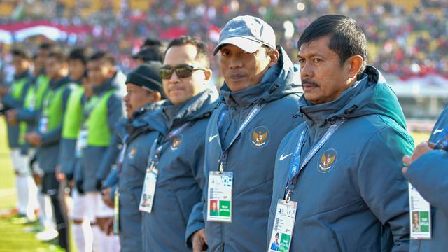 Pelatih Timnas Indonesia U-19, Indra Syafri (kanan) berdiri dengan staf timnya sebelum bertanding pertandingan melawan Korea Selatan pada laga ketiga kualifikasi Piala Asia U-19 2018 di Paju Public Stadium, Korsel (4/11). (AFP Photo/Kim Doo-Ho)