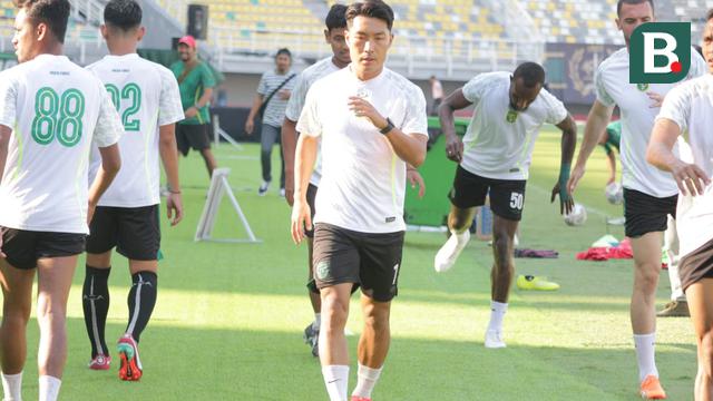 Gelandang Persebaya Surabaya, Song Ui-young, saat berlatih bersama skuad Bajul Ijo. (Bola.com/Wahyu Pratama)