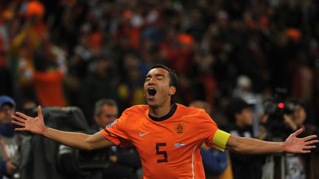 Giovanni van Bronckhorst  (AFP PHOTO/Roberto Schmidt)