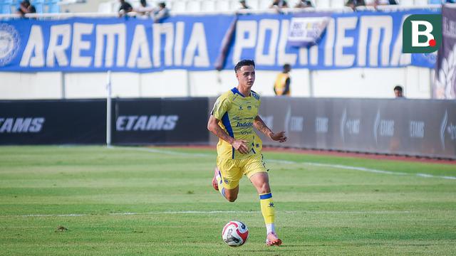 Pemain Persib Bandung, Eliano Reijnders, menggiring bola saat pertandingan melawan Arema FC pada laga pekan keenam BRI Super League 2025/2026 di Stadion Kanjuruhan, Kabupaten Malang, Senin (22/9/2025) sore WIB. (Bola.com/Iwan Setiawan)