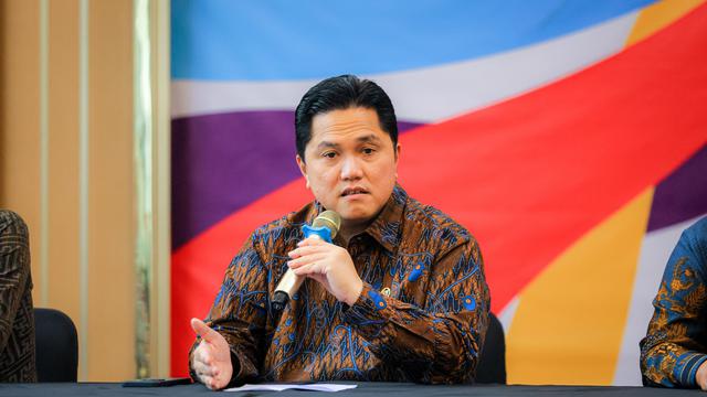 Menteri Pemuda dan Olahraga Republik Indonesia, Erick Thohir berbicara kepada awak media di kantor Kemenpora RI, Selasa (23/9/2025). (Bola.com/Bagaskara Lazuardi).