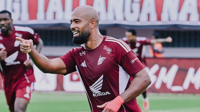 Alex Tanque cetak gol di laga PSM Makassar vs PSBS Biak. (X PSM Makassar)