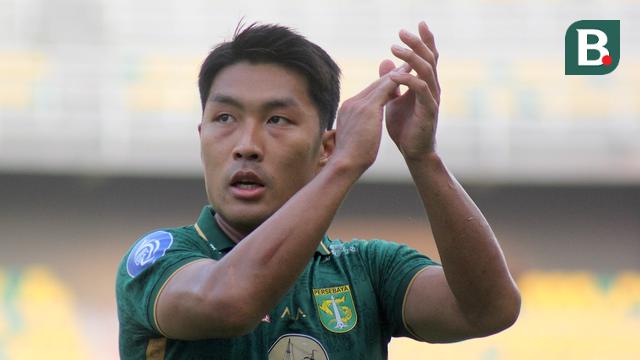 Gelandang Persebaya Surabaya, Song Ui-young. (Bola.com/Aditya Wany)