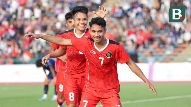 Selebrasi gelandang Timnas Indonesia U-22, Marselino Ferdinan bersama Witan Sulaeman setelah mencetak gol ke gawang Filipina pada laga pertama SEA Games 2023 di Olympic Stadium, Phnom Penh, Kamboja, Sabtu (29/4/2023). (Bola.com/Abdul Aziz)