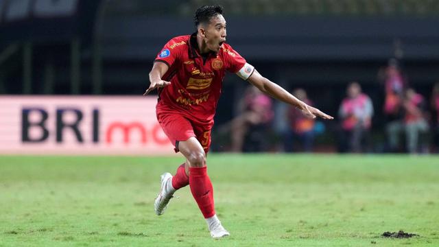 Rizky Ridho mencetak gol dari tengah lapangan ke gawang Arema FC dalam laga BRI Liga 1 2024/2025 di Stadion Patriot Candrabhaga, Bekasi, Minggu (9/3/2025). (Dok. LIB)