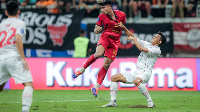 Bek Persija Jakarta, Muhammad Ferarri memenangkan duel udara melawan bek Persis Solo, Eky Taufik,  dalam laga pekan ketiga BRI Liga 1 2024/2025 di Jakarta International Stadium (JIS), Sabtu (24/8/2024) malam. (Bola.com/Bagaskara Lazuardi)