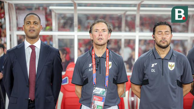 Pelatih Timnas Indonesia, Patrick Kluivert, dan dua asistennya, Alex Pastoor serta Denny Landzaat, memimpin timnya menghadapi Timnas Bahrain pada laga kedelapan putaran ketiga Grup C kualifikasi Piala Dunia 2026 di Stadion Utama Gelora Bung Karno, Jakarta, Selasa (25/3/2025) dini hari WIB. (Bola.com/Bagaskara Lazuardi)