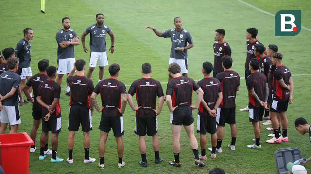 Pelatih Timnas Indonesia, Patrick Kluivert, memberikan arahan kepada anak asuhnya saat memimpin latihan perdana untuk persiapan laga Kualifikasi Piala Dunia 2026 zona Asia di Bali United Training Center (BUTC) Kabupaten Gianyar, Senin (26/5/2025). (Bola.com/Alit Binawan)