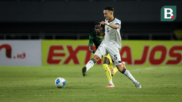 Aksi Ivar Jenner pada pertandingan ujicoba melawan Timas Mali U-22 yang digelar di Stadion Pakansari, Kabupaten Bogor, Selasa (18/11/2025) pukul 20.00 WIB. (Bola.com/Bagaskara Lazuardi)