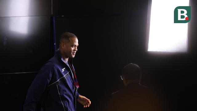 Pelatih Timnas Indonesia, Patrick Kluivert meninggalkan ruangan setelah konferensi pers menjelang laga putaran ketiga Grup C Kualifikasi Piala Dunia 2026 di Stadion Utama Gelora Bung Karno (SUGBK), Senayan, Jakarta, Senin (24/03/2025). (Bola.com/Bagaskara Lazuardi)